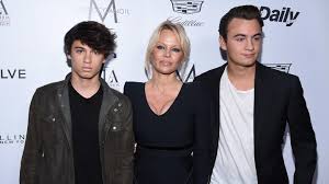 After high school, she worked as a fitness instructor until she was discovered at. Pamela Anderson Schutzt Ihre Sohne Es Geht Um Leben Und Tod Stern De