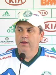 Kleina espera Riquelme 'de braços abertos', mas volta a fazer alerta