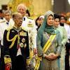 Seiring madah pantun bersambut dalam senyum penghidang tamu mesra berdakap kasih terpaut persilakan tamu sambut dipintu. 1