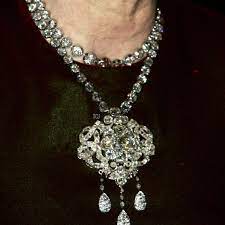 Maybe you would like to learn more about one of these? The Court Jeweller Auf Twitter This Necklace And Brooch Pendant Were Given By King George And Queen Mary To Princess Alice Duchess Of Gloucester Https T Co Efcfx6fzpo Https T Co Vh9eifqtyx