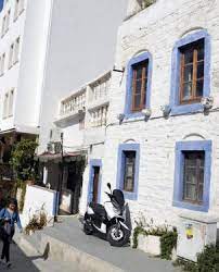 Bodrum'la özdeşleşen iki katlı beyaz boyalı ve mavi pencereli evlerin. Bodrum Evlerinin Mavi Beyaz Sirri