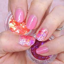 キャンドゥ クラッシュホロで 簡単に春のオーロラネイル 100均ネイルグッズがすごい マキアオンライン maquia online クラッシュホロ ネイル ネイル ネイル 100均