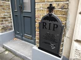 Nicht ohne grund ist granit seit jahres der beliebteste naturstein für die grabsteinfertigung. Halloween Deko Schaurigen Grabstein Einfach Selber Bauen