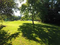 Parcours im garten ersetzt den fußballplatz. Garten Mit Fussballplatz Slackline Und Volleyballfeld Picture Of Watt Lodge Norden Tripadvisor