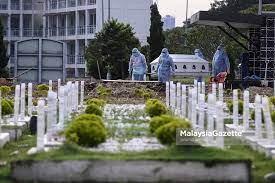 Penggali kubur, remy, 27, mengorek liang buat 12 jenazah di tanah perkuburan raudhatul sakinah, taman batu muda sebagai persiapan untuk pengkebumian jenazah mangsa kebakaran tahfiz darul quran ittifaqiyah, kampung datuk keramat, kuala lumpur. Tanah Perkuburan Batu Muda