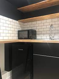 Faïence fabriquée par l'entreprise de carrelage espagnol on utilise traditionnellement un joint blanc avec ce carrelage métro, mais selon le type de déco, on peut aussi choisir un joint noir. Versailles Bureaux Rue Berthier Cuisine Noire Cuisine Noire Et Bois Credence Cuisine