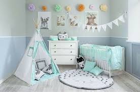 Babyzimmer In Mint Und Grau Skandinavischen Tipi Zweifarbige Wand Dekokissen Bett Baby Zimmer Dekor In 2020 Baby Room Colors Throw Pillows Bed Grey Baby Room