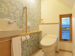 壁紙選びのポイントをおさえるだけであなたのお家にも素敵なトイレを実現できます トイレのような小さな空間は壁紙を少し工夫するだけで ガラッと印象が変わるからです トイレのデザイン トイレ 壁紙 トイレのアイデア