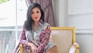 Suami nindy ayunda, askara parasady harsono akhirnya menampakkan wajahnya setelah diciduk simpan sabu dan senpi suami nindy ayunda ditangkap polisi, nindy jatuh sakit. Nindy Ayunda Dulu Arsip Berita Hari Ini Kabar Harian Terbaru Terkini
