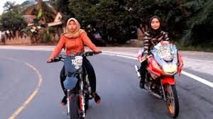 Motor ninja di pakai grasstrack!, video ini hanya sebatas hiburan dan setingan, dan tidak ada unsur kekerasan dan berbahaya dalam pembuatan video, terimakasih. Youtube Video Statistics For Cewek Cantik Naik Ninja Rr Vs Klx Modifikasi Indonesia Noxinfluencer