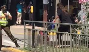 Un artista callejero murió, la tarde de este viernes, luego de ser baleado por un carabinero en pleno centro de la comuna de panguipulli en la región de los ríos tras un incidente en la fiscalización. Gibvecg9loailm