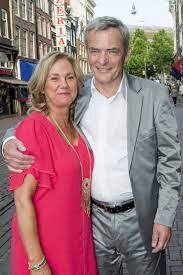 Dat heeft zo'n jongen toch niet nodig. Herman Finkers Bloedeerlijk Over De Vrouwen In Zijn Leven Nouveau