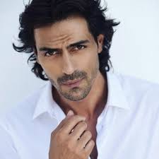 عامر خان ممثل ومخرج ومنتج هندي وُلد في 14 مارس عام 1965 في باندرا، مومباي. Ø´Ø§Ù‡Ø¯ Ø£Ø´Ù‡Ø± 14 Ù†Ø¬Ù…Ø§ ØªÙ…ÙŠØ²ÙˆØ§ Ø¨Ø§Ù„ÙˆØ³Ø§Ù…Ø© ÙÙ‰ Ø¹Ø§Ù„Ù… Ø¨ÙˆÙ„ÙŠÙˆÙˆØ¯ Ø¹ÙŠÙ†