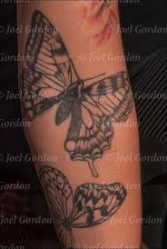 Her Butterflies Tattoo On Right Arm Tattoos Are No Longer Just A Male Tatuaggi
