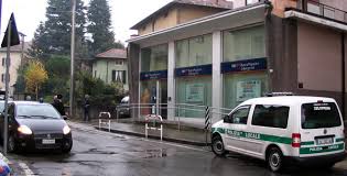 Tutti gli indirizzi, numeri telefonici e orari di apertura della sede della banca e delle rispettive agenzie a milano. Calco Rapinata A Mezzogiorno La Banca Popolare Di Bergamo In Azione 2 Italiani Fuggiti Su Un Ciclomotore Battute Dei Cc Merateonline