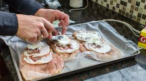 Perfetti per la schiscetta del pranzo e deliziosi per un aperitivo, gli involtini di pollo in padella metteranno tutti d'accordo, dai più piccini ai più grandi! Involtini Di Carne Di Pollo Ripieni Di Pancetta Formaggio E Spinaci La Ricetta Facile E Veloce Per Fare Un Grande Piatto Wine Dharma