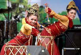 Tari hiburan yang berasal dari jawa tengah dan diiringi oleh karawitan adalah tari. Tari Rampak Gendang Seni Budaya Suku Sunda Indephedia Com