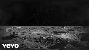 E gira gira il mondo e gira il mondo e giro te mi guardi e non rispondo perché risposta non c'è nelle parole bella come una mattina d'acqua cristallina come una finestra che mi illumina il cuscino calda. Jovanotti Notte Di Luna Calante Lyric Video Chords Chordify