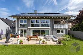 grosse terrasse mit steinfliesen holzhaus bauen landhaus bauen haus