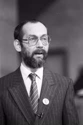 Gaspar miklos tamas, the hungarian philosopher and political theorist who was born in romania, also started out on the left and moved steadily rightward. Mtva Archivum