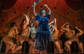 Compare her height, weight, body measurements, eyes, hair color, shoe size, religion, sexual orientation, family with other celebs. Check Out Viola Davis New Ripped Physique After Nearing 200 Pounds For Ma Rainey