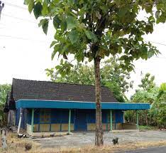Sebagian besar rumah terbuat dari material kayu jati, jarak antara tiang penyangga dengan atap cukup tinggi. Menengok Desain Rumah Di Blora Halaman 1 Kompasiana Com