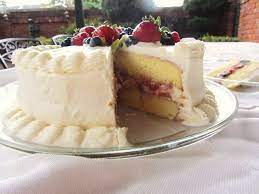 Whole Foods Chantilly Cake Allegedly It S Best Cake Ever And Could Simple Up My Desire To Have A Pretty White Icing Berry Whole Foods Cake Food Tasty Dishes