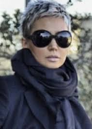 Lisa Hassell's Instagram, Twitter & Facebook