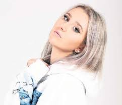 Carina Meyer's Instagram, Twitter & Facebook