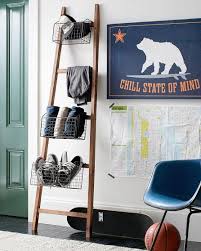 Upcycle an old hockey stick or add it as a diy decor by turning it into a picture holder. 11 Dorm Room Ideas For Guys Cool Dorm Room Decor Guys Will Love