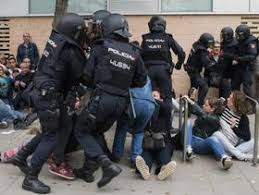 Resultado de imagen para represión durante el referéndum en Barcelona