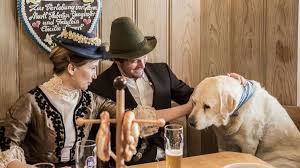 The study contributes to mediatization research. Munchen 111 Jahre Vorstadthochzeit Das Steckt Hinter Munchens Skurrilster Tradition Im Hofbrauhaus Munchen Mitte