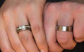 El anillo de compromiso va en la mano izquierda, en el dedo anular. Donde Se Coloca El Anillo De Boda O Compromiso 2021