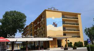 Am fost cazati anul trecut la hotel national, am ales hotelul pe ultima suta de metri deoarece nu am mai gasit cazare in full sezon in august cand venit noi. Hotel Modern Mamaia Litoral Romania