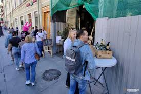 Articles are retrieved via a public feed supplied by the site for this purpose. Zhenshiny Pri Vhode Raspahivayut Odezhdu Fontanka Pokazyvaet Kak Peterburzhcy Otpravilis Na Pervyj Vyhodnoj Shoping A Sobralis V Ocheredi Gorod Novosti Sankt Peterburga Fontanka Ru