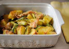 Straccetti di pollo con zucchine e aceto balsamico, per una cena leggera e nutriente tagliare il petto di pollo a striscioline e metterlo in una ciotola. Straccetti Di Pollo Con Patate E Zucchine Gratinati Al Forno