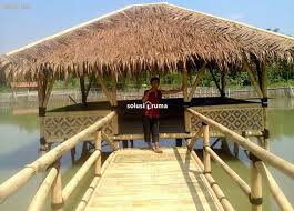 Berikut adalah ide model tampak depan rumah minimalis yang inspiratif dan bisa anda tiru : Saung Bambu Atap Rumbia Dinding Motif Ini Berdiri Di Atas Kolam Sbab105 Solusiruma Com