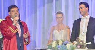 Sosyal medyayı aktif olarak kullanmaktadır. Birce Akalay Sarp Levendoglu Evlendi Iste Dugun Fotograflari