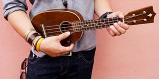 Memang alat musik ukulele ini punya bentuk yang mirip gitar, tetapi ukulele punya ukuran yang lebih kecil sekitar 20 inch dari gitar. 3 Contoh Alat Musik Ansambel Di Indonesia Alatmusik Id