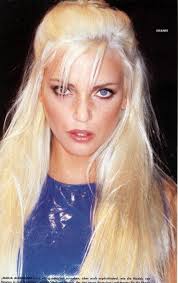 Wegen steuerhinterziehung wurde sie zu einer geldstrafe von 90.000 euro veurteilt. Nadja Auermann Backstage For Istante 90 S Runway By Gianni Versace 90s Supermodels Nadja Auermann High Fashion Editorial