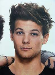 The Tommo You Know In Every Serious Pic Of The Boys He Always Looks Like He S Hidin One Direction Louis One Direction Louis Tomlinson I Love One Direction