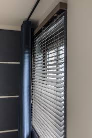 in de slaapkamer is de combinatie van houten jaloezieen en verduisterende gordijnen prachtig en praktisch je cr houten jaloezieen donkere gordijnen jaloezieen