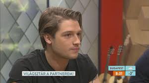 Ötéves kora óta dobol és zongorázik. Miller Zoltan Fia David Meztelenul Forgatott Jennifer Lawrence Szel
