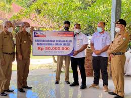 Memimpin sertijab kasi log korem 161/ws dan dandim 1603/sikka bertempat di aula sudirman pada hari kamis (17/6/2021). Bank Ntt Serahkan Bantuan Untuk Korban Badai Siklon Seroja Wanukaka Website Resmi Sumba Barat