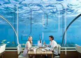بالصور مطعم 5 نجوم تحت الماء يقدم وجباته وسط أسماك القرش المصري اليوم