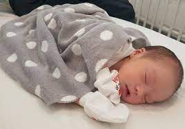 Apa iya, bayi baru lahir harus dibedong sepanjang hari? Comelnya Baby Zara Cute Mata Dia Peminat Rasa Geram Tengok Kecomelan Anak Linda Onn Yang Baru Lahir Ini Kisah Dunia