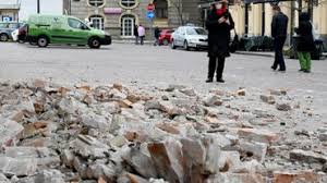 Les tremblements de terre se produisent lorsque deux plaques tectoniques glissent l'une par rapport à l'autre en créant des ondes sismiques qui se ayez en tête une liste de ce qu'il ne faut pas faire pendant un tremblement de terre. Tremblement De Terre En Croatie 5 3 De Magnitude A Zagreb Et Au Moins 1 Mort