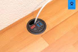 Dazu gehören eine arbeitsplatte, ein brettholz und schraubfüße. Projekt Gadget Schreibtisch Mit Ladestationen Im Eigenbau