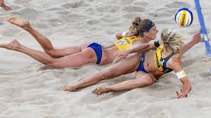 Laura ludwig, umarmt von margareta. Beachvolleyball Wm Erster Dampfer Fur Ludwig Und Kozuch