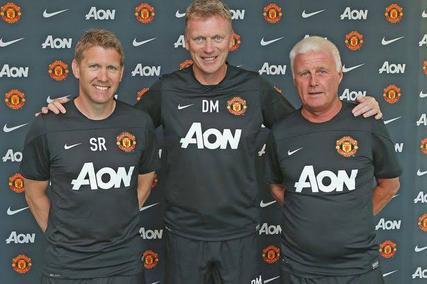 Steve Round (paling kiri) ketika menjadi asisten pelatih David Moyes (tengah di Manchester United.